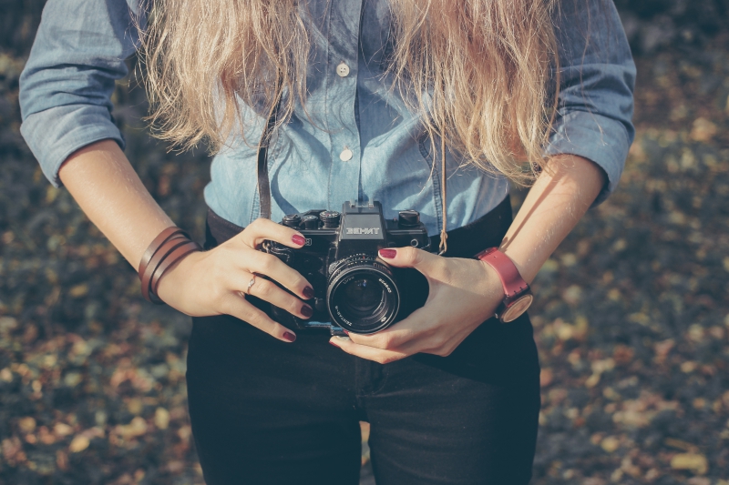 photographe-LA CROIX VALMER-min_hand-person-girl-woman-camera-photography-614-pxhere.com